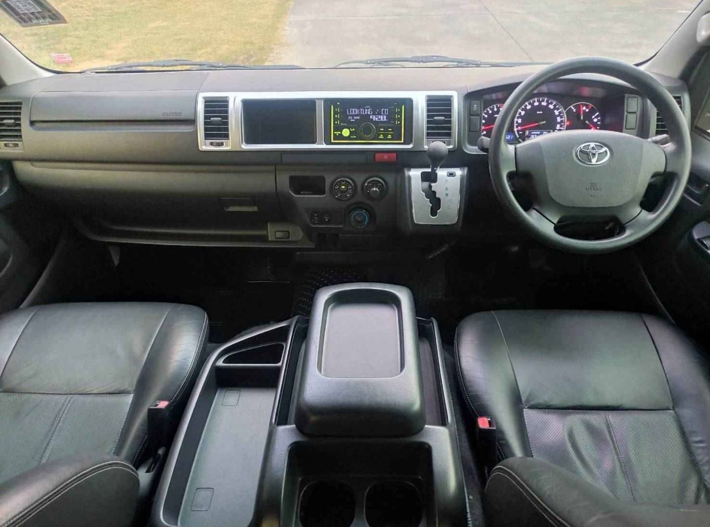 Toyota Ventury 2.7G Van AT 2018 - Image 11